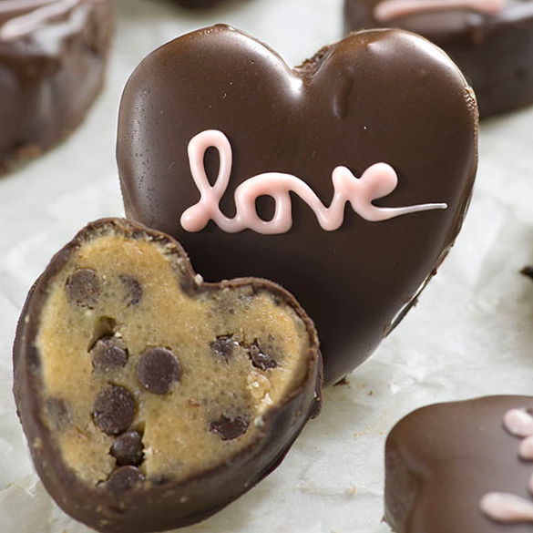 these homemade cookie dough hearts look sooooooo good - I want to try making them!